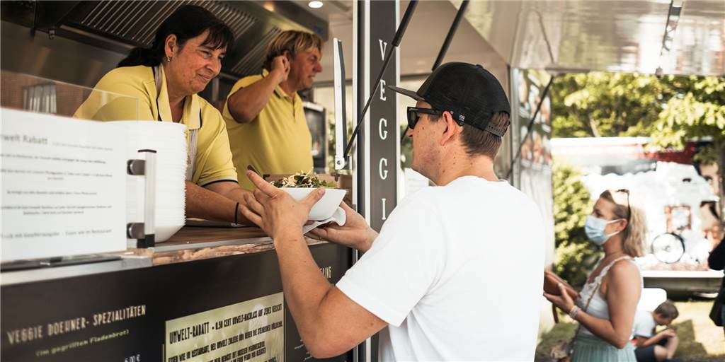 Werne bekommt ein Streetfood-Festival - parallel zu anderen Events Ein Mann steht an einem Streetfood-Truck