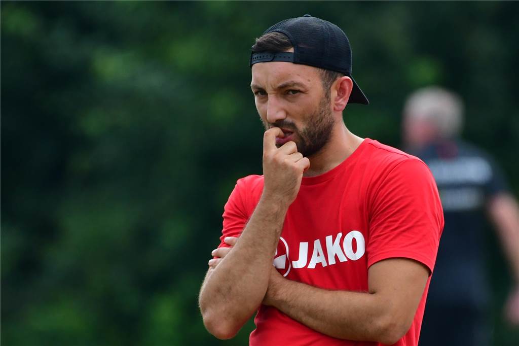 Talent des Werner SC schafft Sprung in die erste Mannschaft Werne-Trainer Serkan Özsakiz als Coach an der Seitenlinie