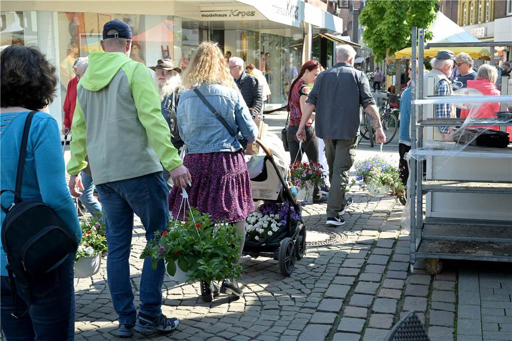 Werne wird in diesen tagen aufblühen - gemessen an den Blumenampeln, die an diesem Samstag über die Verkaufstheken wechselten.  