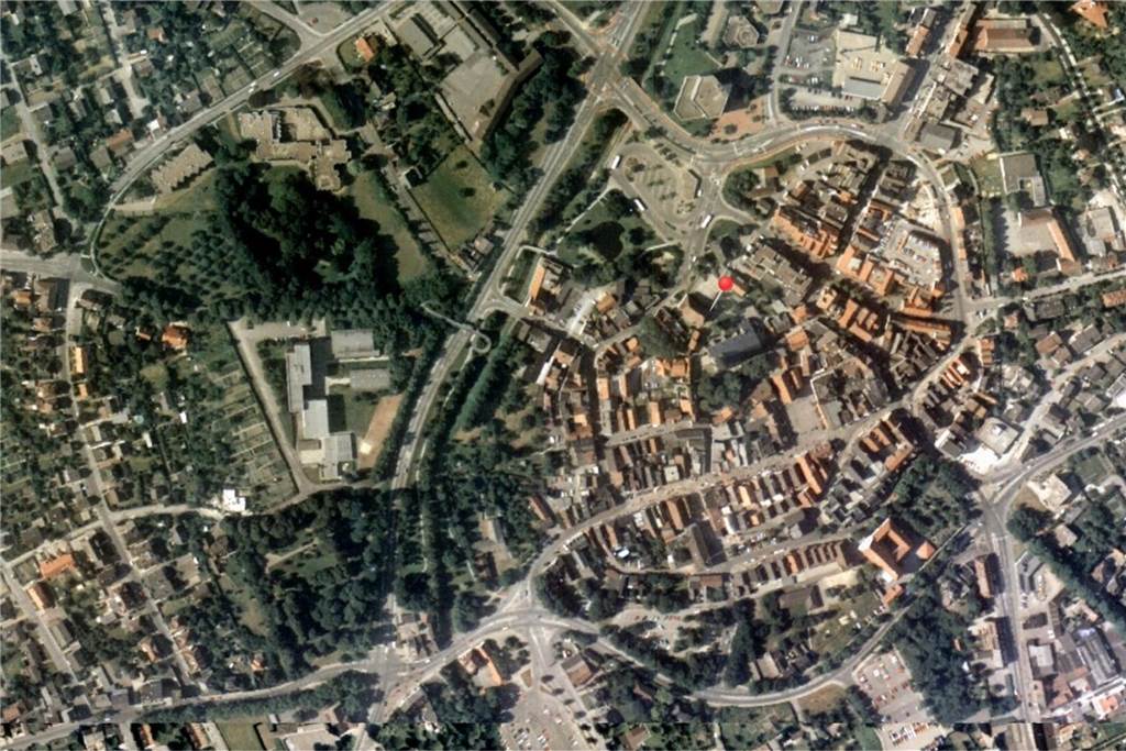 Werne zwischen 1983 und 1990: Es ist eine Zeit der Neueröffnungen in alten Häusern. Das Karl-Pollender-Stadtmuseums mit Stadtarchiv hat schon 1980 geöffnet - in dem Haus, wo zur Orientierung für Zeitreisende die rote Markierung steckt.  1983 folgt die Wiedereröffnung der Stadtbücherei im Alten Steinhaus, am heutigen Moormannplatz.  Und 1988 öffnet nach umfangreicher Sanierung eine beliebte Institution in Werne: das Solebad. Im selben Jahr zählt die Stadt 29.500 Einwohner - ein wenig mehr als heu