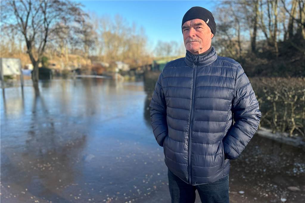 Kleingarten von Edwina Fleiß unter Wasser: „Da blutet mir das Herz“ Werner Diedrich, Vorsitzender des Dorstener Kleingartenvereins Im Lippegrund, steht vor den vollgelaufenen Gärten.
