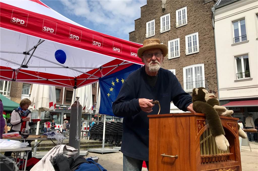 Wahlkampf in Dorsten: Manchmal passt die Wahrheit auf einen Bierdeckel Werner Duesmann rührt für die SPD nicht nur die Werbetrommel, sondern kurbelt auch an der Drehorgel.