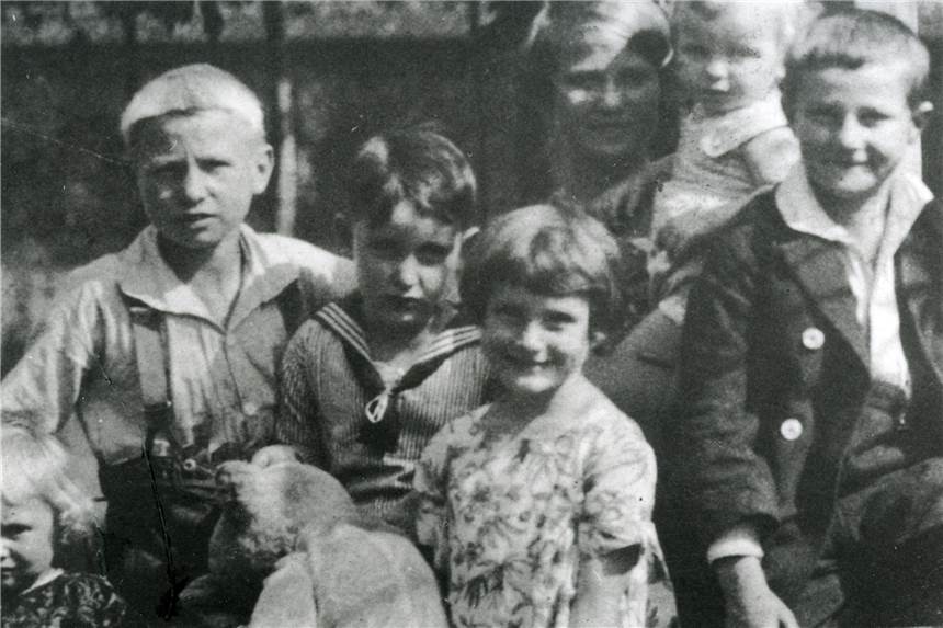 Vater Elsoffer stirbt in Reichsprogromnacht: Mutter und Sohn flüchten Werner Elsoffer (2.v.l.) mit einem Matrosenanzug. Nachdem er zunächst nach England emigriert war, kämpfte er im zweiten Weltkrieg als Soldat gegen die Deutschen.