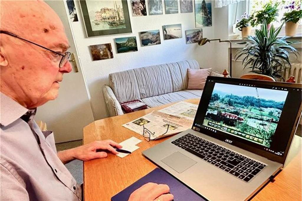 Das Jahr 2023 in Aplerbeck: Aufregende Neuerungen und traurige Momente Werner Frieg (94) sitz an seinem Computer: Auf der Festplatte sind Fotos vom Bau der B236 und des mysteriösen Tunnels.
