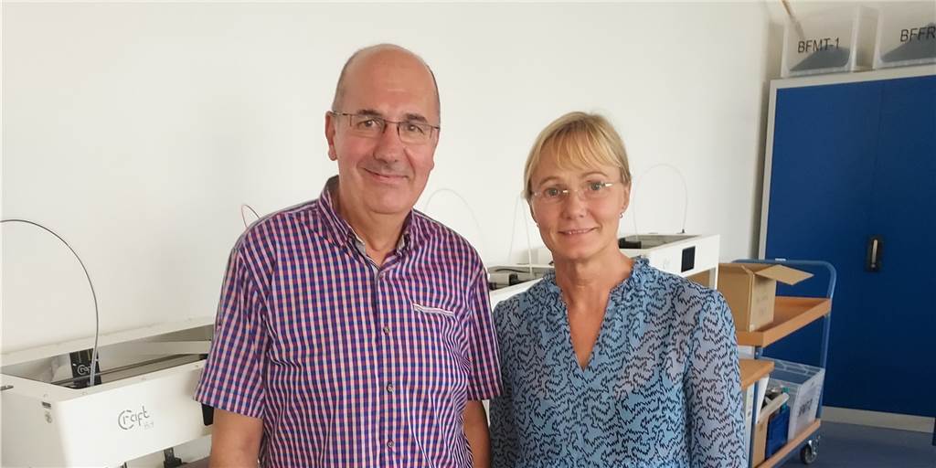 Berufskolleg in Werne: Schüler sollen Einblick in Arbeitswelt erhalten Werner Gniszewski und Susanne Timpte stehen vor einer weißen Wand.