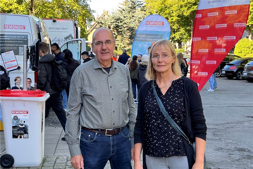 Werner Gniszewski und Susanne Timpte stehen auf dem Parkplatz des Freiherr-vom-Stein-Berufskollegs
