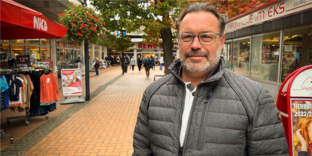 Wieder Krawall im EKS? Halloween macht dem Bezirksbürgermeister „Bauchschmerzen“ Ein Mann steht in einer Einkaufspassage.