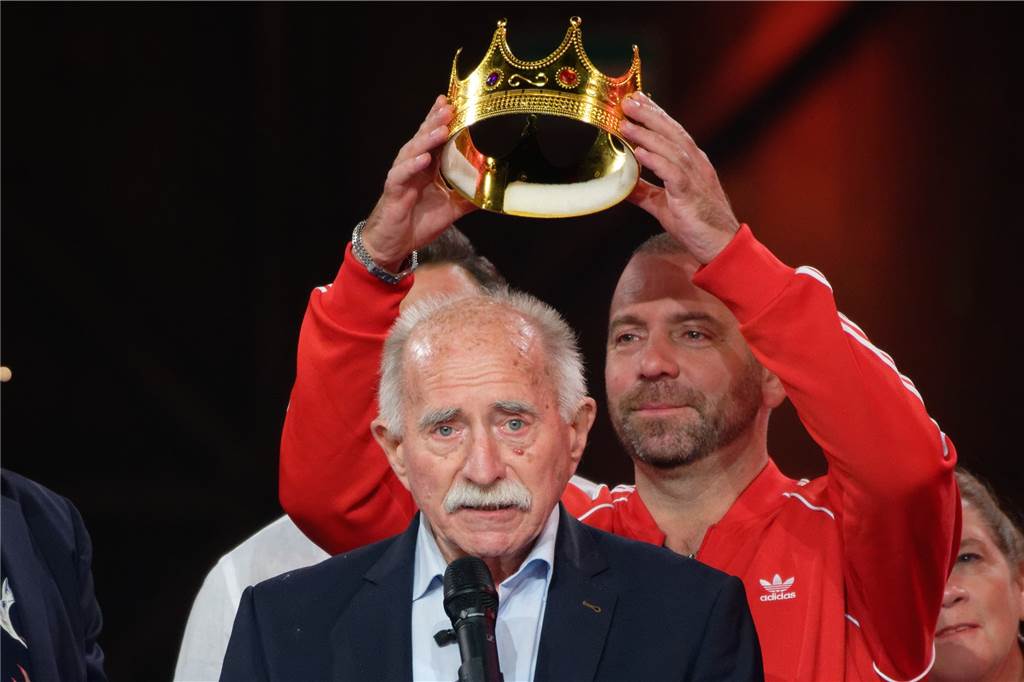 Sportreporter Werner Hansch gewinnt „Promi Big Brother“ 2020 Werner Hansch, ehemaliger Sportmoderator und Sieger der der SAT1 Show "Promi Big Brother 2020", wird im Studio eine Krone aufgesetzt.