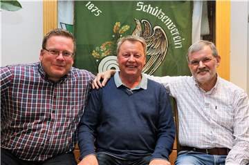 Werner Hesse (1. Kassierer, v.l.), Oberst Albert Gerding und der 2. Vorsitzende Bernd Reinsdorf des Lavesumer Schützenvereins.