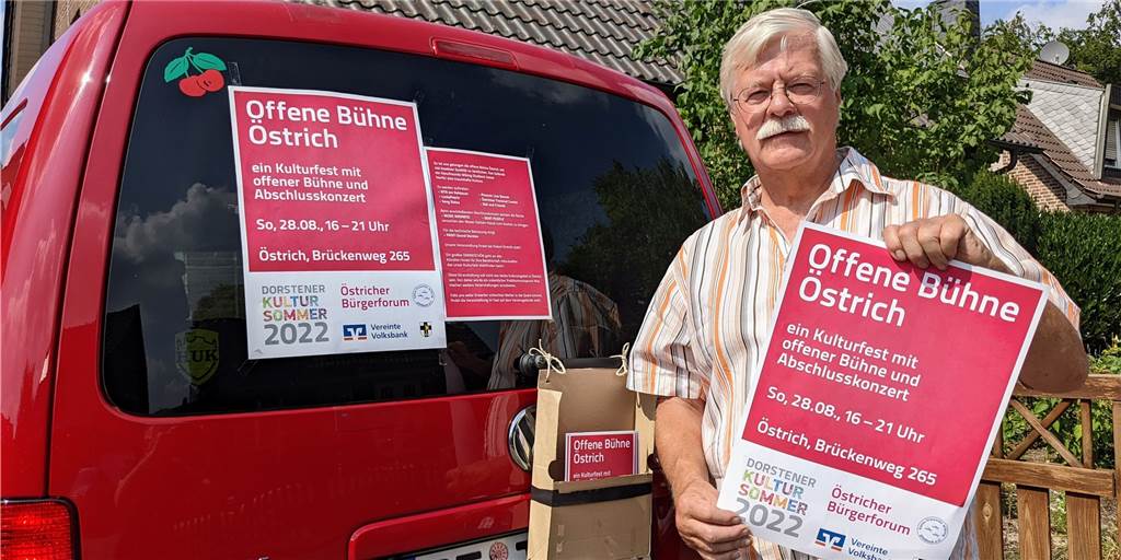 Werner Kapteinat belebt erstmals „kulturelles Niemandsland“ in Dorsten Werner Kapteinat zeigt ein Plakat in die Kamera.