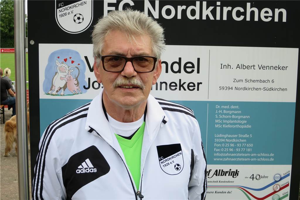 Mit über 70 Jahren noch Schiedsrichter: „Ich finde es vernünftig, dass Gräfe aufhören muss“ Werner Kaschura kann sich vorstellen, nach 25 Jahren die Pfeife an den Haken zu hängen.