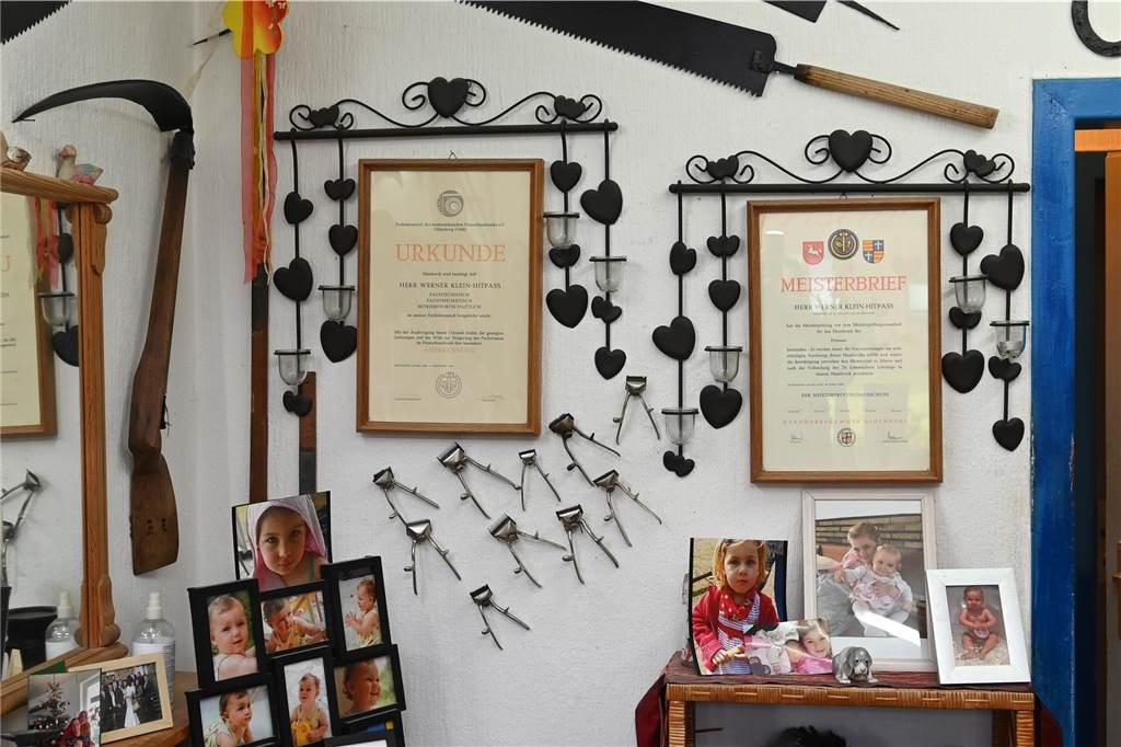 Friseurmeister Werner Klein-Hitpass hört auf - kein Nachfolger Meisterbrief und Urkunde hängt an der Wand.