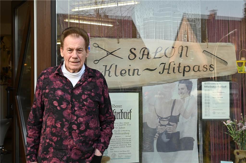 Friseurmeister Werner Klein-Hitpass hört auf - kein Nachfolger Werner Klein-Hitpass steht vor seinem Salon.