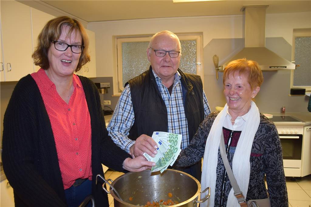 Die Suppenküchen-Saison der Caritas hat begonnen Werner Kupka (Mitte) und Ehefrau (rechts) übergeben eine Spende von 800 Euro an Veronika Borghorst (links) von der Caritas.