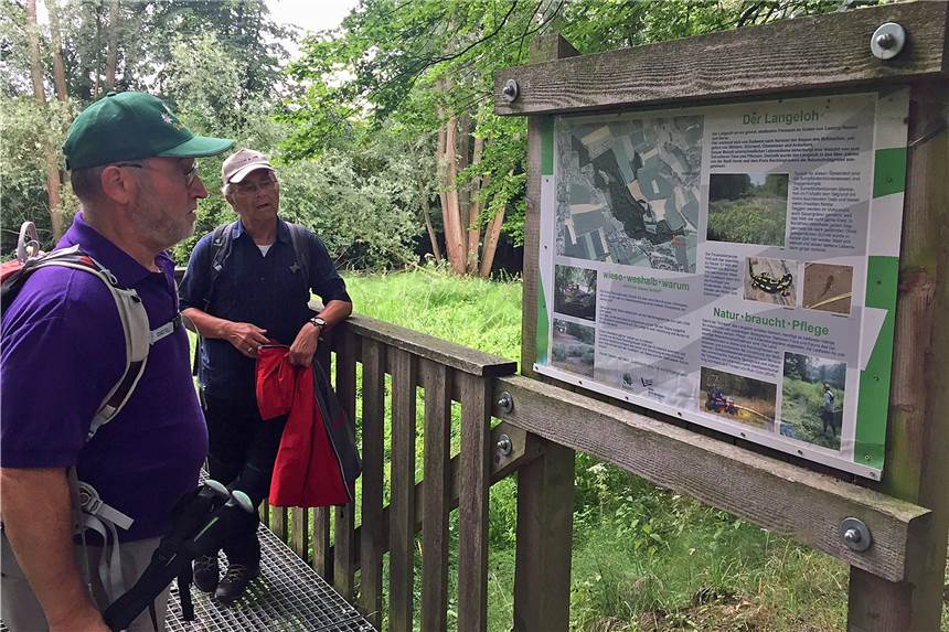 Rundwanderung mit Ausblick und Einblick: So grün ist Castrop-Rauxel Werner Laukel (l.) und Manfred "Manni" Pietschmann an einer Informationstafel im Naturschutzgebiet Langeloh