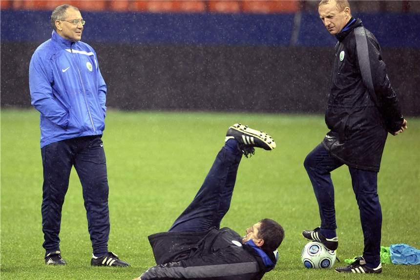 Werner Leuthard zeigt, wie es geht: Schalkes neuer Leiter Performance Lizenzspieler, hier zu gemeinsamen Wolfsburger Zeiten mit Felix Magath (l.) und Co-Trainer Seppo Eichkorn.