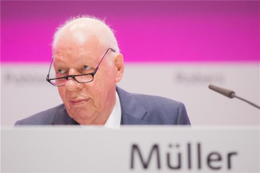 „Letzter Ruhrbaron“ geht: Werner Müller legt Ämter nieder Werner Müller auf der Bühne der Hauptversammlung von Evonik in Essen. Foto: Rolf Vennenbernd