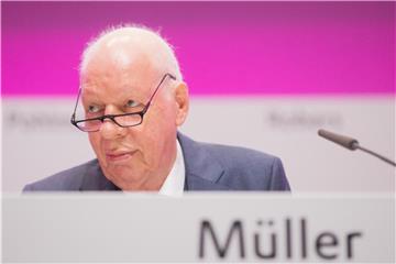 Werner Müller auf der Bühne der Hauptversammlung von Evonik in Essen. Foto: Rolf Vennenbernd