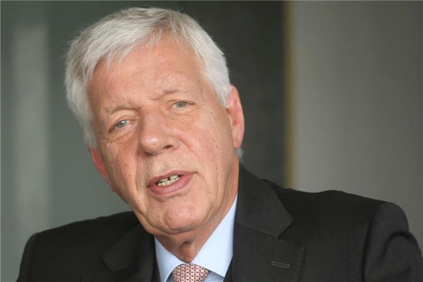 Werner Müller legt Ämter in Wirtschaft nieder Werner Müller beantwortet Fragen eines Journalisten. Foto: Roland Weihrauch/Archiv
