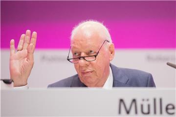 Werner Müller, scheidender Vorsitzender des Aufsichtsrats des Chemiekonzerns Evonik, winkt auf der Bühne der Hauptversammlung. Foto: Rolf Vennenbernd/aktuell