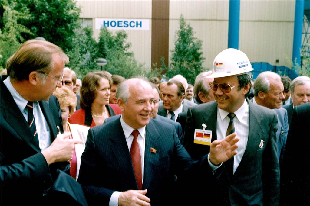 Ein historischer Tag: Als „Gorbi“ nach Dortmund kam Werner Nass (r.), der Hoesch-Betriebsratsvorsitzende, und der damalige Hoesch-Vorstands-Chef Detlev-Carsten Rohwededer (l.) mit dem sowjetischen Staatschef Michail Gorbatschow auf der Westfalenhütte.