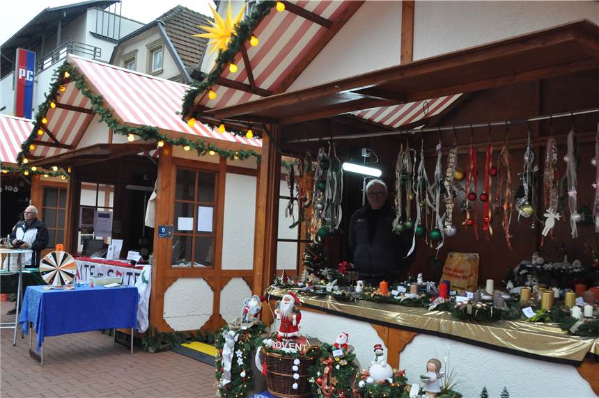 Kreativhütten verhelfen dem Lüner Weihnachtsmarkt zu mehr Vielfalt Werner Nowak bietet eine Woche mit selbstgefertigten Kränzen seiner Tochter auf dem Weihnachtsmarkt. Nebenan kann man sich drei Tage lang am Stand des Fördervereins der Stadtbücherei informieren und Spiele spielen.
