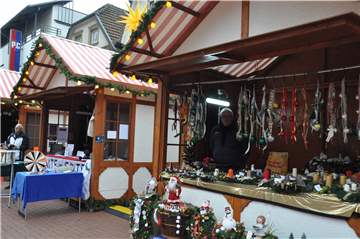 Werner Nowak bietet eine Woche mit selbstgefertigten Kränzen seiner Tochter auf dem Weihnachtsmarkt. Nebenan kann man sich drei Tage lang am Stand des Fördervereins der Stadtbücherei informieren und Spiele spielen.