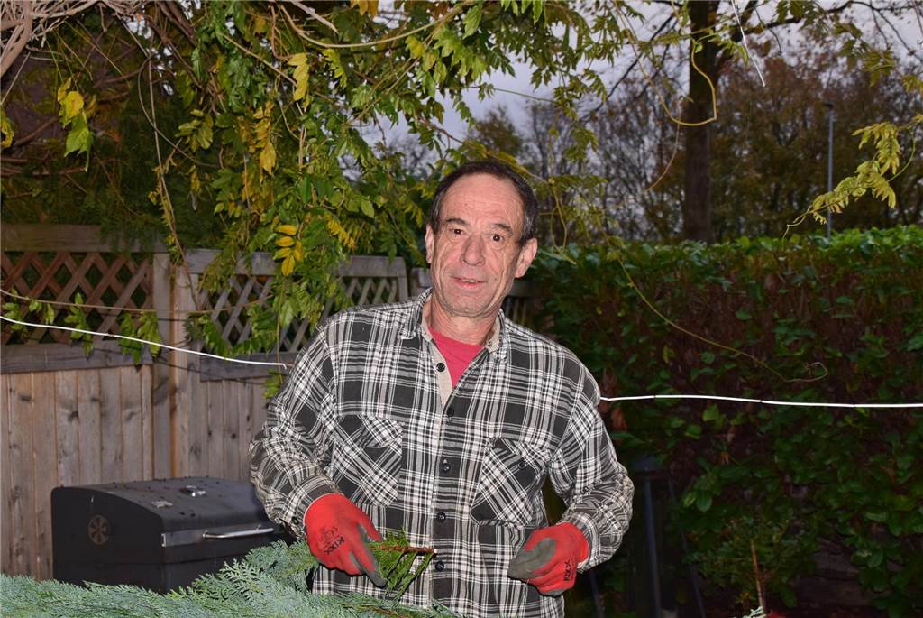 Mehrere Rasengräber auf altem Friedhof in Sythen abgesunken Werner Schröder mit Gummihandschuhen und Arbeitshemd
