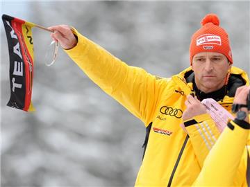 Werner Schuster hofft auf bessere Resultate seiner Springer in Oberstdorf. Foto: Andreas Gebert