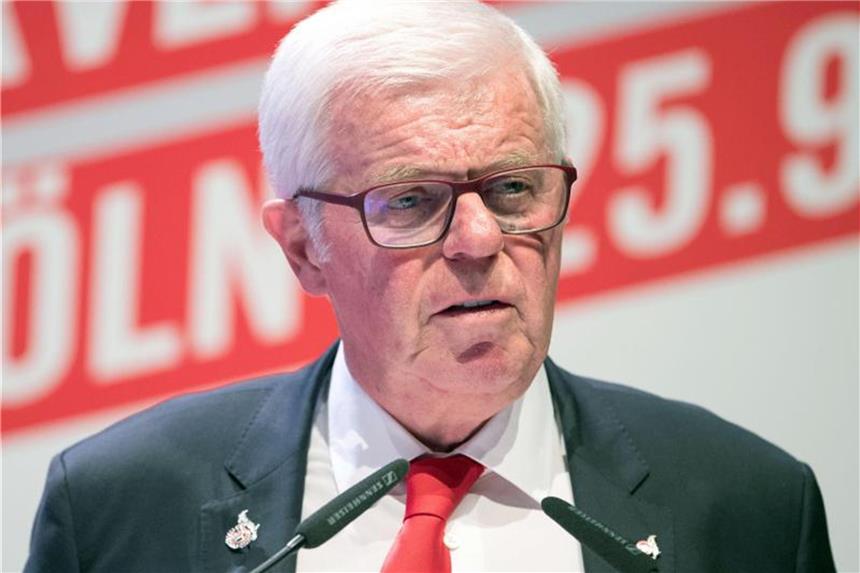 1. FC Köln verlängert Kooperation mit Sponsorpartner Werner Spinner spricht bei der Mitgliederversammlung des 1. FC Köln. Foto: Marius Becker/Archiv