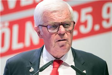 Werner Spinner spricht bei der Mitgliederversammlung des 1. FC Köln. Foto: Marius Becker/Archiv