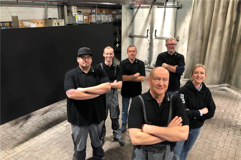 Vier-Tage-Woche: Firma will Energie sparen und attraktiver werden Werner Steppat (vorn) mit seinem Werkstattteam und Alexa Terfrüchte, die den Anstoß für die Vier-Tage-Woche gab.