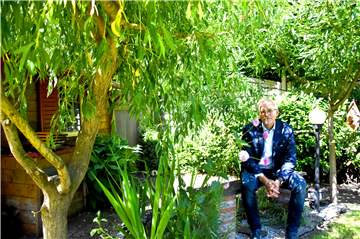 Werner Stödtke (54) in seinem Garten am Schlingeufer in Südlohn. "Ich bin ein Freund blühender Gärten", sagt der Kandidat um das Bürgermeisteramt. Nicht nur aus Eigennutz sondern auch mit Blick auf sein Bienenvolk. Schließlich hat er vor einem Jahr mit der Imkerei begonnen.