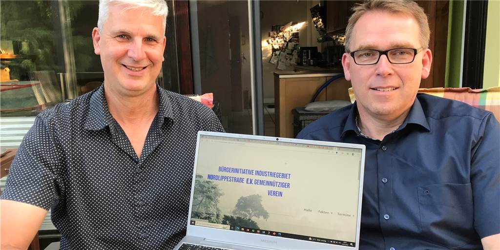 Nach Bürgerentscheid: BIN macht weiter - und hat schon ein neues Thema im Fokus Zwei Männer halten ein Notebook.
