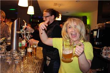 Frau mit Bierkrug