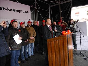 Wernes Bürgermeister Lothar Christ - hier bei seiner Rede auf der Kundgebung gegen die Verlagerung von 400 Arbeitsplätzen bei AB Elektronik ins Ausland.