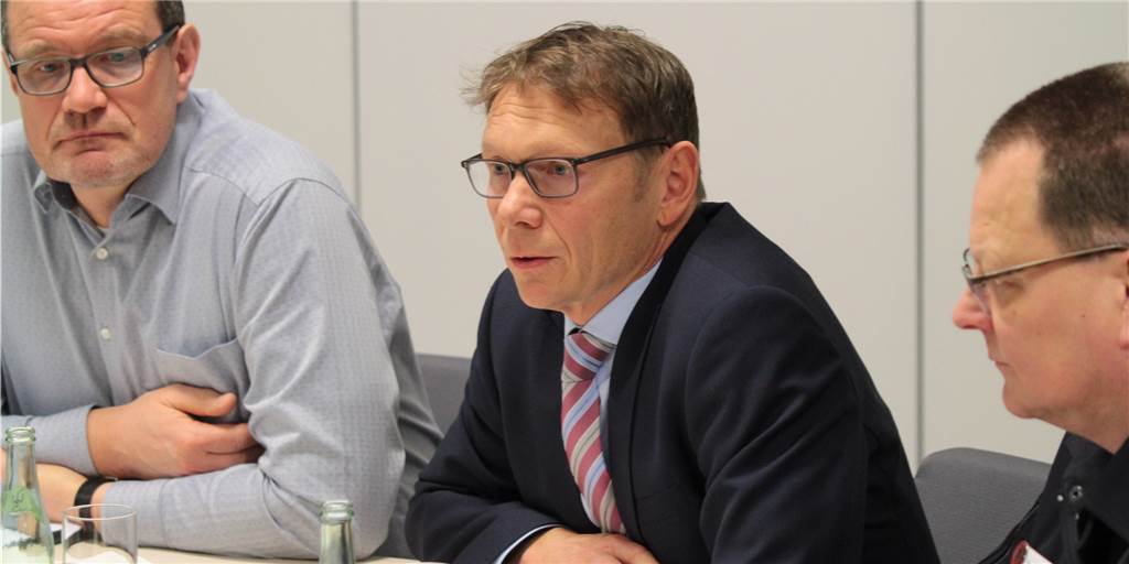 Sim-Jü-Rückblick: Corona ließ Wernes großes Volksfest platzen Wernes Bürgermeister Lothar Christ (Mitte) sitzt mit den Mitgliedern des Krisenstabs am Tisch.