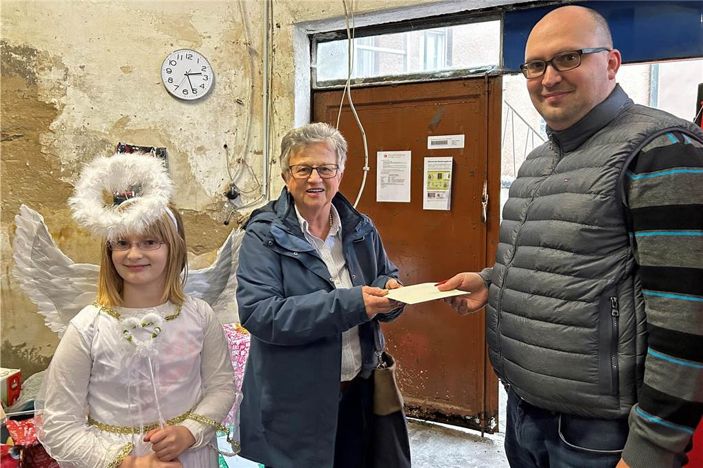 Wernes stellvertretende Bürgermeisterin Marita Funhoff übergibt Schatzmeister Patrick Vobig das klassische westfälische Flachgeschenk.