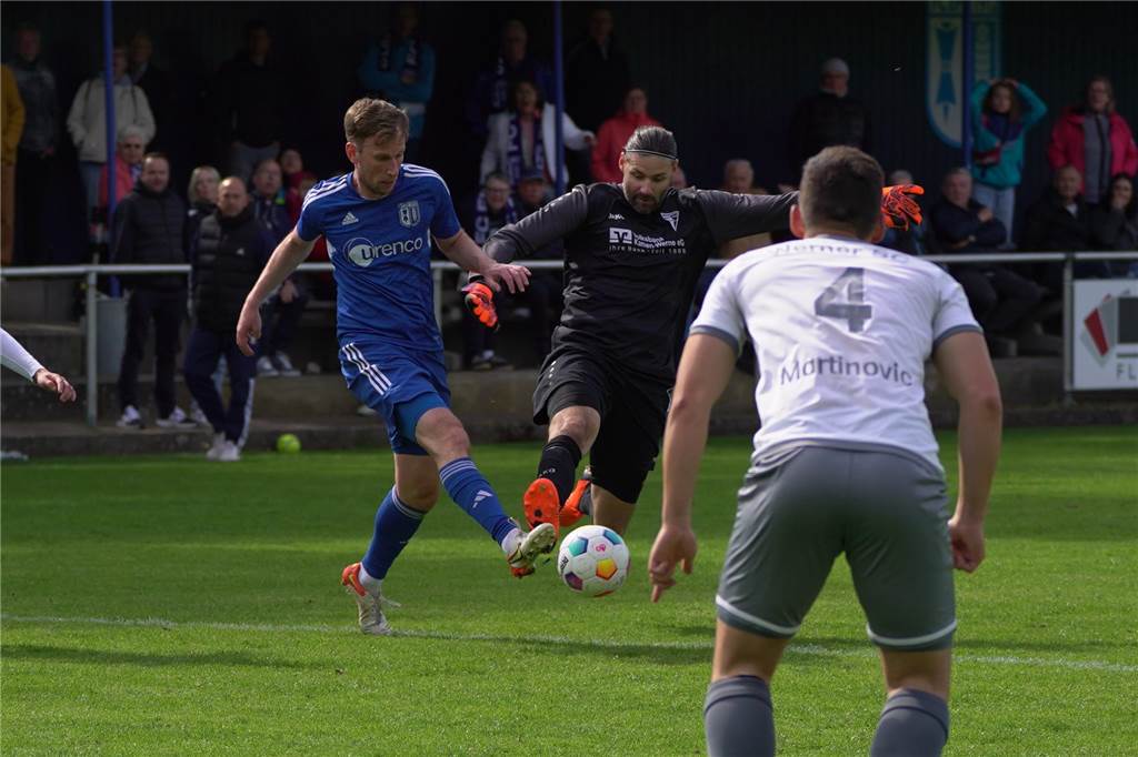 FC Epe feiert verdienten Sieg gegen Werner SC Manuel Linke grätscht den Ball weg.