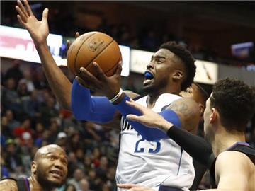 Wesley Matthews (M.) führte die Dallas Mavericks mit 25 Punkten zum Sieg. Foto: Larry W. Smith