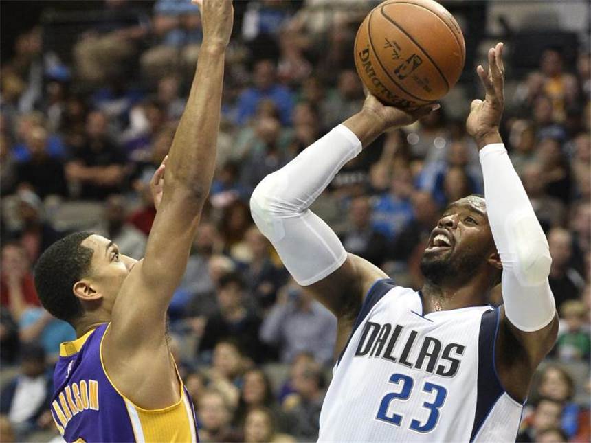 NBA: Dallas siegt mit 101:89 bei den LA Lakers Wesley Matthews (r) erzielte 20 Punkte für die Dallas Mavericks. Foto: Larry W. Smith