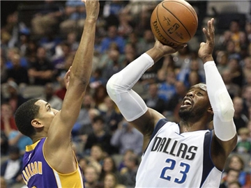 Wesley Matthews (r) erzielte 20 Punkte für die Dallas Mavericks. Foto: Larry W. Smith