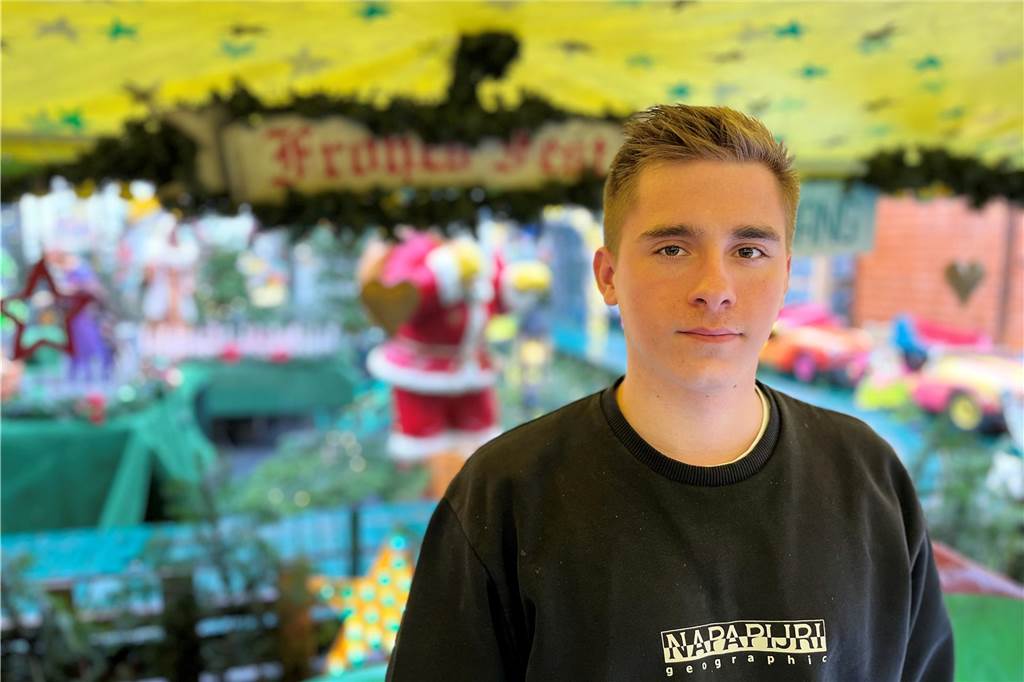 Dortmunder Weihnachtsmarkt wird teurer: Das kosten Essen und Attraktionen Wesley Mennecke vor einem Kinderkarussell.