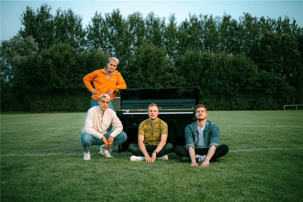 Soeckers bringen zweites Album heraus und spielen zweimal in Ahaus "Wessumer Platz" ist eine der 14 Nummern auf dem neuen Album. Darin dreht sich alles um den Bruch von der Jugend zum Erwachsen-werden. Um die Zukunft, aber auch den leicht melancholischen Blick zurück, als das Stück Fußballrasen und die Freunde die Welt bedeuteten.
