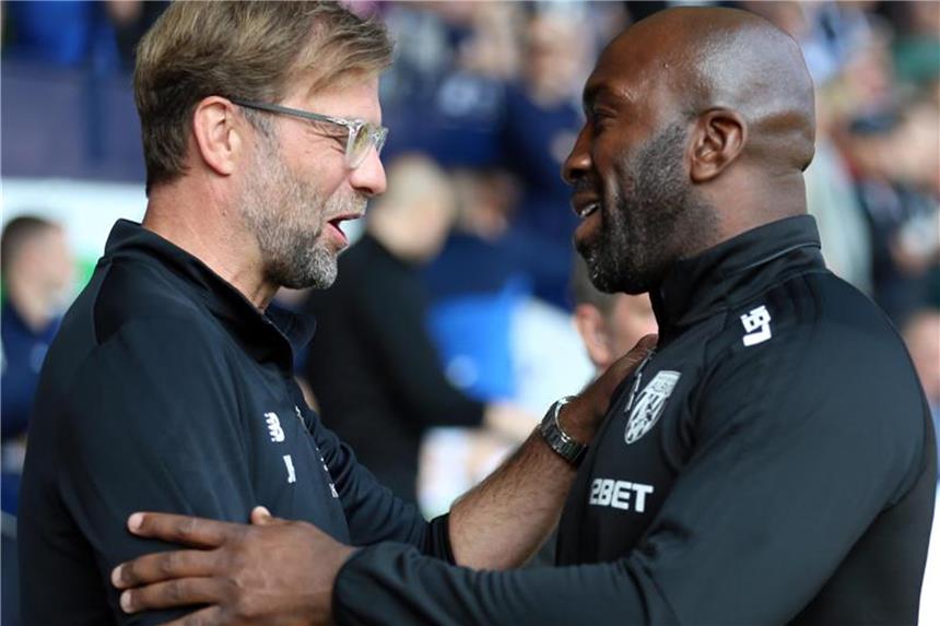 West Bromwich steht als zweiter Absteiger fest West Bromwichs Trainer Darren Moore (r) begrüßt vor der Begegnung gegen den FC Liverpool Jürgen Klopp. Foto: Nigel French/PA Wire