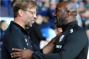 West Bromwichs Trainer Darren Moore (r) begrüßt vor der Begegnung gegen den FC Liverpool Jürgen Klopp. Foto: Nigel French/PA Wire