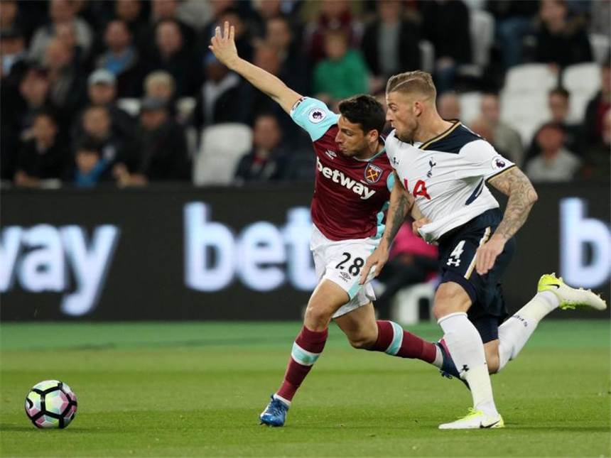 West Ham Uniteds Jonathan Calleri (l) und Tottenham Hotspurs Toby Alderweireld kämpfen um den Ball. Foto: Adam Davy