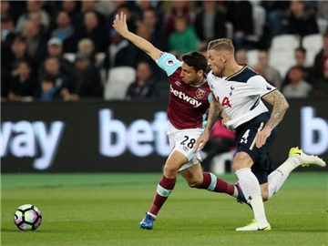 West Ham Uniteds Jonathan Calleri (l) und Tottenham Hotspurs Toby Alderweireld kämpfen um den Ball. Foto: Adam Davy