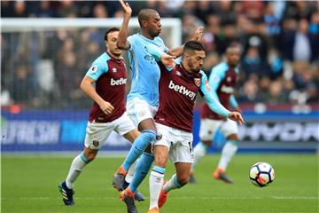 West Hams Manuel Lanzini (r) schirmt den Ball vor Manchester Citys Fernandinho (M) ab. Foto: Adam Davy/PA Wire