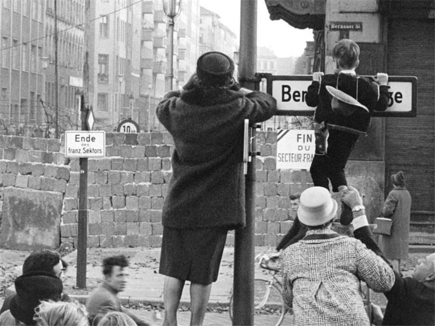 Gedenken an Mauerbau vor 54 Jahren Westberliner versuchen, Kontakt zu Verwandten und Freunden auf der Ostberliner Seite aufzunehmen, fotografiert am 30. Oktober 1961. Foto: dpa/Archiv